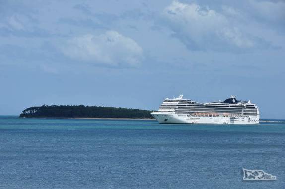 Navio-cruzeiro ancorado nas águas tranquilas de Punta del Este, no litoral do Uruguai